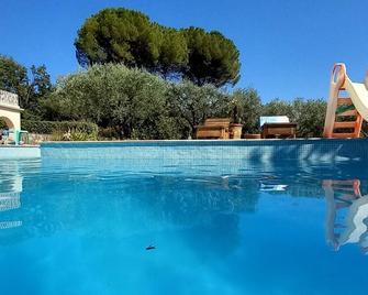 le relais fleuri - Alès - Pool