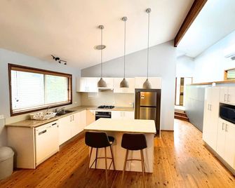 Hargraves Beach House - 150m to the Sand - Budgewoi - Cocina