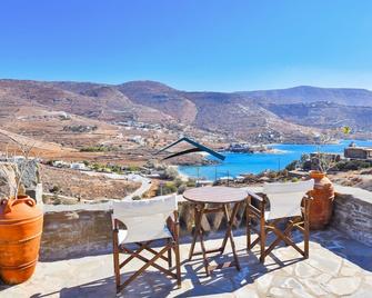 Traditional stone built villa with a windmill and a swimming pool in Koundouros - Koundouros - Balcón