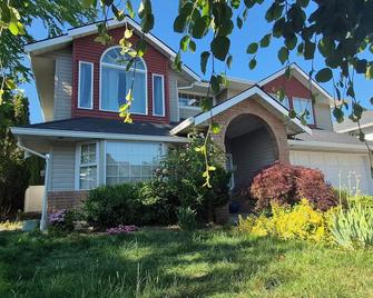 Luxury Suite near Ledgeview Golf,Abbotsford International Airport,Shops & Malls - Abbotsford - Building