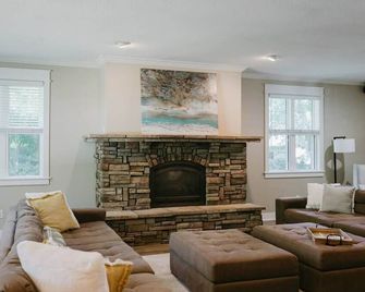 Hot Tub, Pool, and Outdoor Entertainment Area - Spacious Oasis - Des Moines - Living room