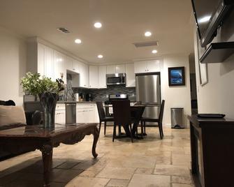 Modern 3 Bed 2 Bath By The Beach Pets Ok! - Costa Mesa - Kitchen