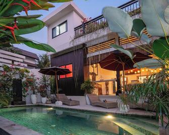 Charming 6 bdr villa in Echobeach ricefield's view - Denpasar - Piscine