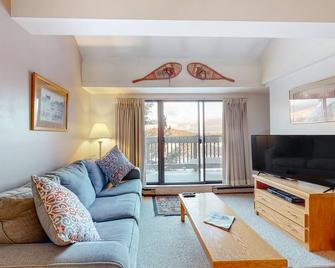 5th-floor mountain-view condo, easy access to the slopes free shuttle or walk - Killington - Living room
