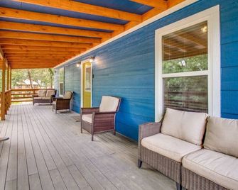 Lakeside Cabin Newly Remodeled .4mile to boat ramp with boat parking and Kayaks. - Pottsboro - Balcón