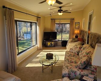 Almost Heaven! Minutes to Seven Springs. - Rockwood - Living room