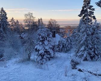 Idyllic and peaceful surroundings on the sunny side of Holmenkollen. - Oslo