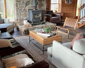 Log Cabin with the Best Views of the Little Red River - Heber Springs - Obývací pokoj