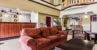 Comfort Suites Bakersfield - Bakersfield - Living room