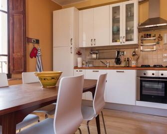 Medieval village TOP flat, third floor with Wi-Fi & aircon - Marsciano - Cucina
