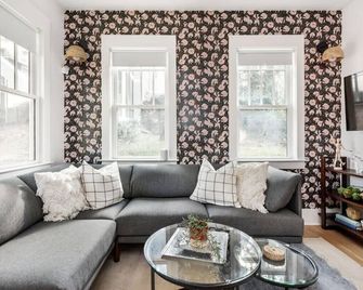 Full Bloom - Atlanta - Living room