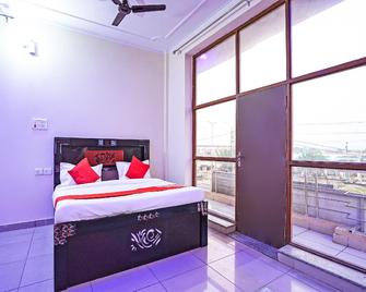 OYO Flagship 49403 Hotel Osaka Inn - Bhiwadi - Спальня