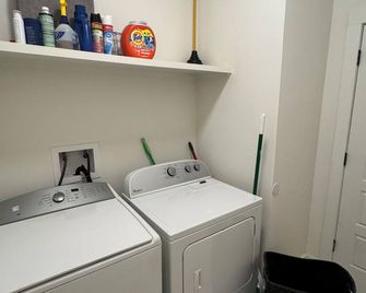 Tremendous 4-bedroom house with tons of amenities for your needs in Zachary! - Zachary - Wäscheservice