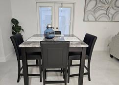 Sunny Goldie - Lauderdale Lakes - Dining room