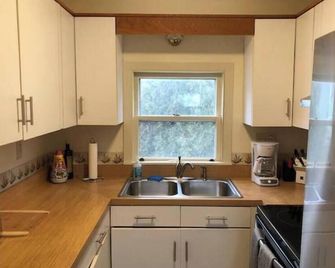 The Sanctuary: 3 Bedrooms, Easy Walking, +Parking! - Burlington - Cocina