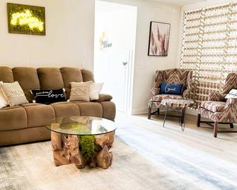 Dreamy Boho Remodeled Cottage with Mountain Views - Sparta - Living room