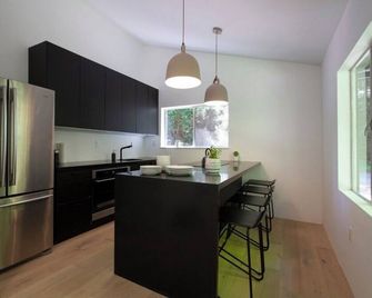 Modern Home With a Creek - Sebastopol - Kitchen