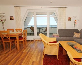 hafennahe Ferienwohnung mit Balkon und Meerblick - Hafenhäuser Wiek 17 - Wiek - Вітальня