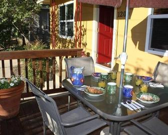 Sweet & comfortable 2/1 Bouldin home.Walk to food trailers,Zilker/Barton Springs - Austin - Balcony
