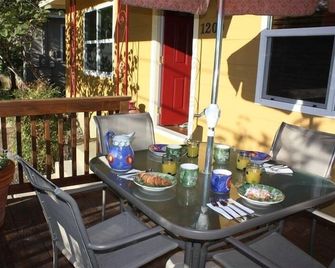 Sweet & comfortable 2/1 Bouldin home.Walk to food trailers,Zilker/Barton Springs - Austin - Balcony