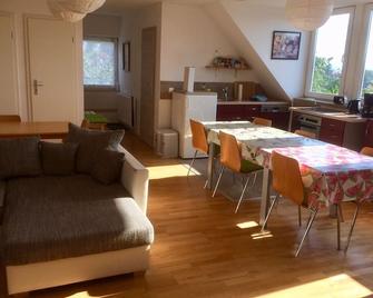 Bright, spacious apartment in Dresden with good connections - Dresden - Restaurant