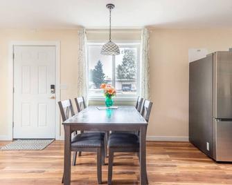 Pet Friendly Getaway Apt w/ Office @ Beacon Rock - North Bonneville - Dining room