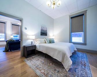 The Conservatory Suite - Huge, Luxury 3-Bedroom Apartment in Downtown Sedalia - Sedalia