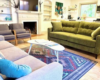 Downtown cottage with hot tub and fenced yard - Bend - Living room