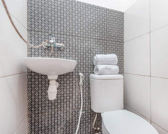 Hotel O J&b Room Utan Kayu - Jakarta - Bathroom