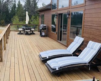 Introducing Beach Lake Lodge! - New Lisbon - Balcón
