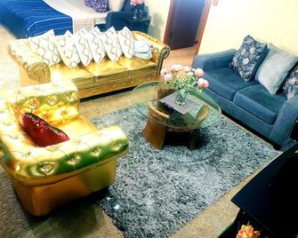 Luxury 3R2B kingbed House sleeps eight - Snellville - Living room