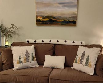 Spring in the Berkshires! Dog friendly, Hot Tub, Hiking, Canoe, Biking - Becket - Living room