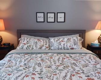Sunny Centrally Located Apartment - Sarnia - Bedroom