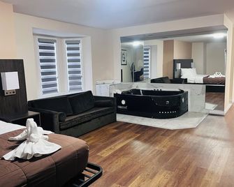 Falls Lodge and Suites - Niagara Falls