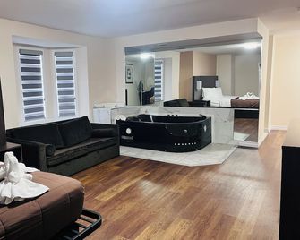 Falls Lodge and Suites - Niagara Falls