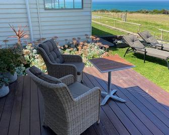 Seacroft Studio - Self Contained Apartment With Stunning Ocean Views - Wongarra