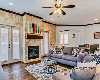 Stylish 3-Bdrm Home / Near Dt / Walk To Bars & Shops - Dallas - Sala de estar