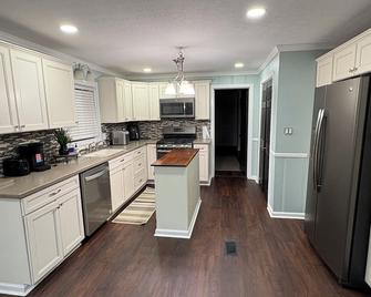 3bed house in Albertville just 3 minutes away from Sand Mountain Amphitheater! - Albertville - Cocina