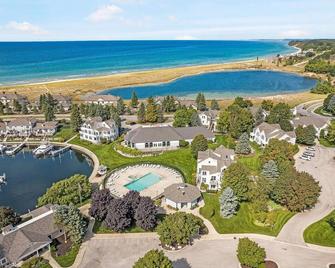 3-bedroom condo just a short walk to Lake Michigan - Manistee - Будівля