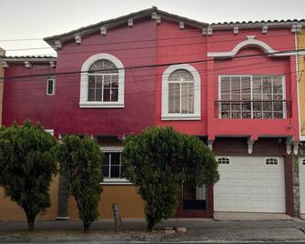 Cozy central house - Santa Ana - Building