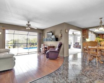 Pet Friendly Canal Front 3-Bedroom Grand Villa with Pool, Linai and Dock - Port Charlotte - Living room