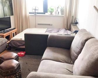 Jolie studio spacieux sur Warnerville avec cuisine aménagée . - Warmeriville - Bâtiment
