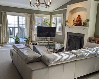 Dream Lake House for family vacation and your family will have a lot of fun - Tweed - Living room