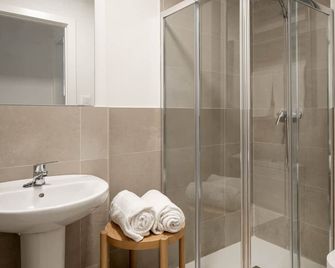 Apartamentos Libere Bilbao La Vieja - Bilbao - Bathroom
