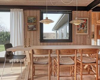 Beautiful summer house near the water - Ronne - Salle à manger