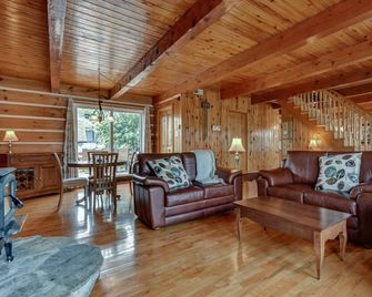 Charmante, spacieuse maison canadienne/Charming and very spacious Canadian house - Saint-Jérôme - Huiskamer