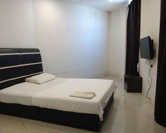 OYO 89792 Hamriz Hotel - Seri Iskandar - Bedroom
