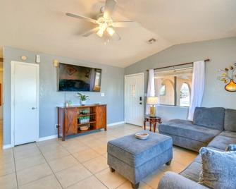 Bullhead City Home 2 Mi to Colorado River! - Bullhead City - Living room