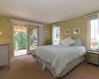 Expansive deck with ocean views - Falmouth - Bedroom