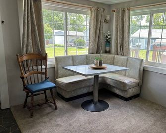 Charlesworth Cottage with lake front access - Monticello - Comedor